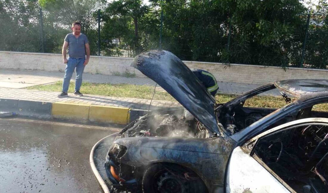 Antalya’da evine gitmek üzere yola çıkan sürücünün otomobili alev alev yandı Antalya’da evine giderken otomobilinin motor kısmından duman çıktığını fark eden