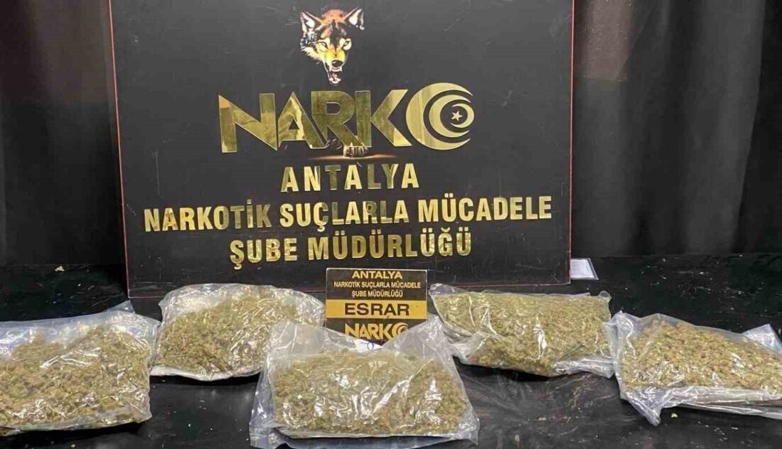 Antalya’da uyuşturucu operasyonlarında 1 haftada 118 şüpheli yakalandı, 12’si tutuklandı Antalya’da yapılan narkotik operasyonlarında 118 şüpheli yakalanırken, 12 kişi tutuklandı.