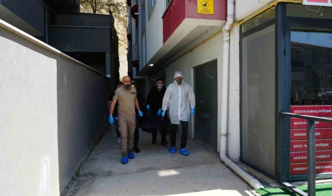 Apartmanı saran kokunun ardından vahşet çıktı Kastamonu’da apartmanı saran koku ihbarı üzerine ekiplerin girdiği evde, 28