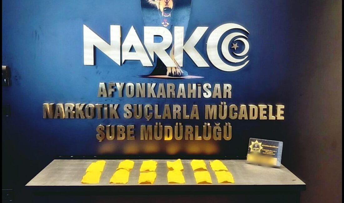 Aracın gizli bölmesinde ki uyuşturucuyu polis böyle buldu Afyonkarahisar’da polis tarafından şüphe üzerine durdurulan bir araçta eğitimli narkotik