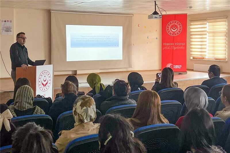 Ardahan’da Türkiye aile yüzyılı kapsamında söyleşi düzenlendi Ardahan Üniversitesi Sağlık Hizmetleri MYO Çocuk Gelişimi Programı Dr. Öğretim