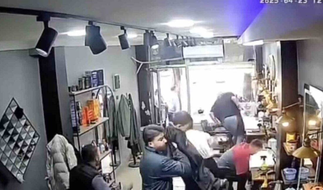 Arnavutköy’de deprem esnasında berber tıraş ettiği çocuğu omuzlayarak dışarı çıktı İstanbul’da meydana gelen deprem esnasında Arnavutköy’de bir erkek kuaförü, tıraş