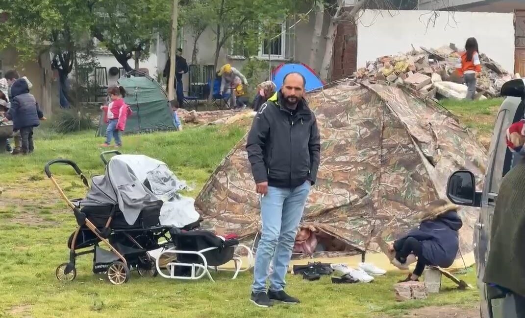 Arnavutköy’de vatandaşlar parka çadır kurdu Arnavutköy’de deprem sırasında büyük panik yaşayan vatandaşlar Şehir Parkı’nı doldurdu.