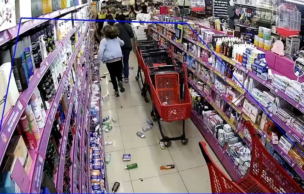 Avcılar’da züccaciye dükkanındaki panik anları kamerada Avcılar’da bulunana züccaciye dükkanında raflar sallandı ürünler yere düştü. Alışveriş