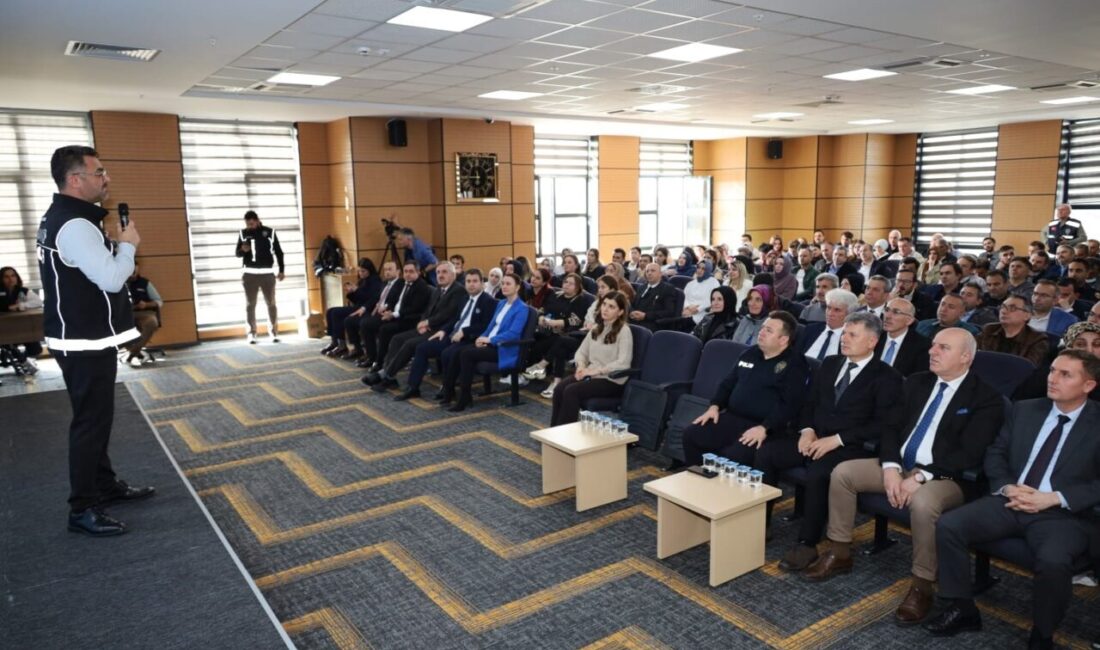 Bafra’da En İyi Narkotik Polisi Anne ve SİBERAY Semineri Samsun’un Bafra ilçesinde En İyi Narkotik Polisi Anne Projesi ve