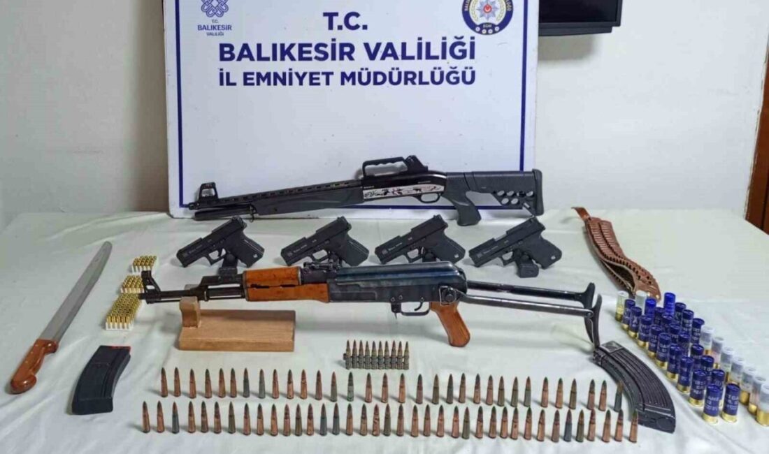 Bandırma’da operasyonda kalaşnikof ele geçirildi Balıkesir’in Bandırma ilçesinde gerçekleştirilen operasyonda kalaşnikof tüfek ele geçirildi. Operasyonla