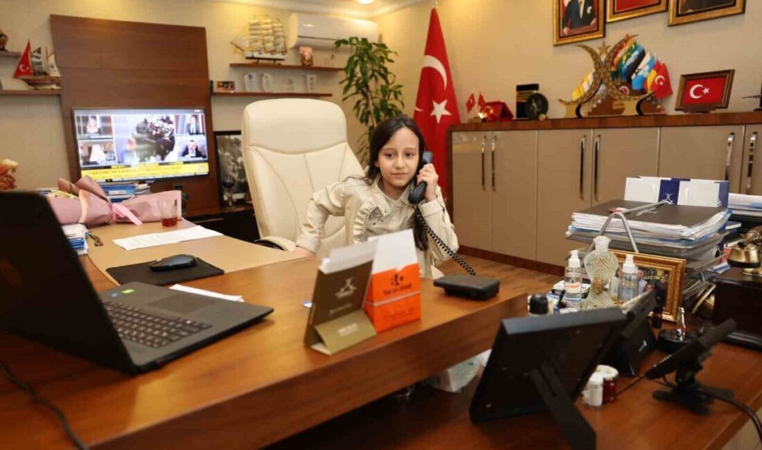 Başkan Bıyık koltuğunu minik İpek’e bıraktı Darıca Belediye Başkanı Muzaffer Bıyık, 23 Nisan Ulusal Egemenlik ve