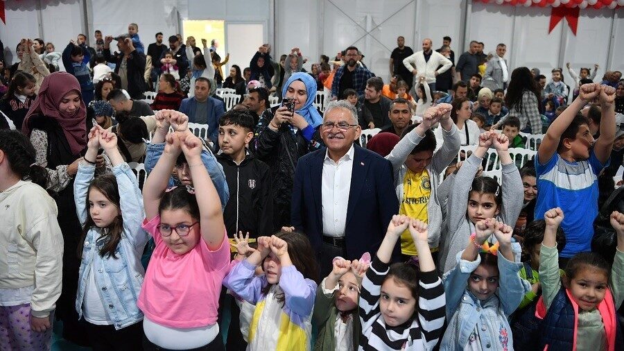 Başkan Büyükkılıç, Çocuk Kitap Fuarı ve Şenliği’nde Kayseri Büyükşehir Belediyesi’nin bu sene 2’ncisini düzenlediği ve ilgi gören