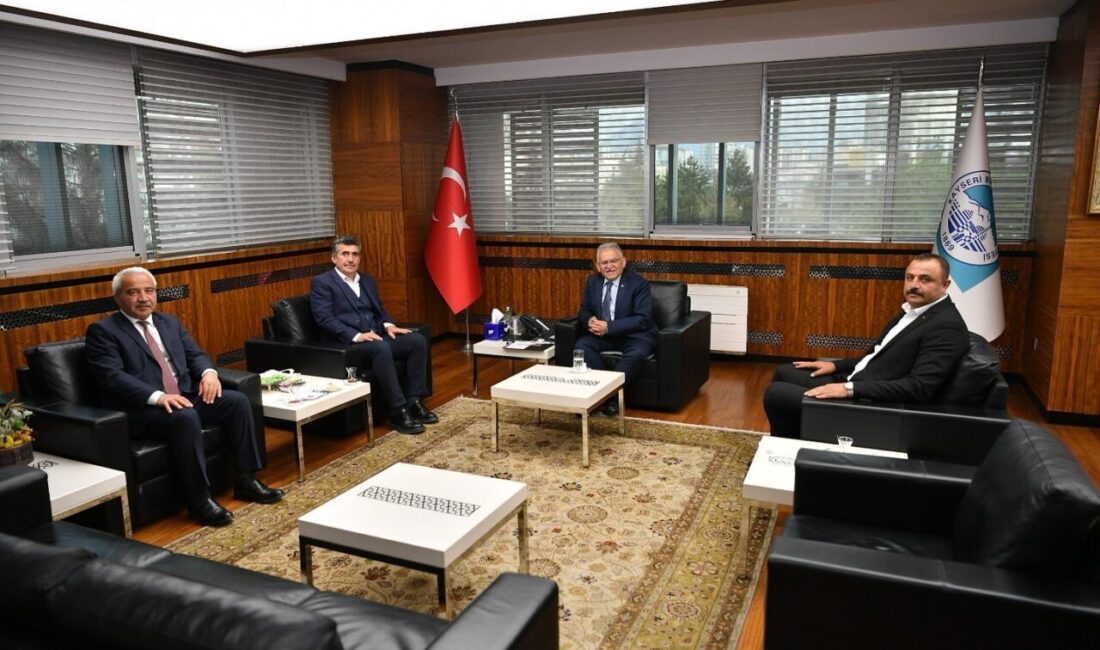 Başkan Büyükkılıç, kente katkı sağlayan misafirlerini makamında ağırladı Kayseri Büyükşehir Belediye Başkanı Dr. Memduh Büyükkılıç, kent ile kaynaşarak