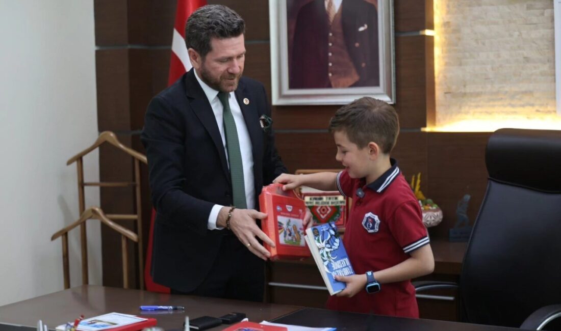 Başkan Tatık makamını iki öğrenciye devretti 23 Nisan Ulusal Egemenlik ve Çocuk Bayramı dolayısıyla Tavas Belediye