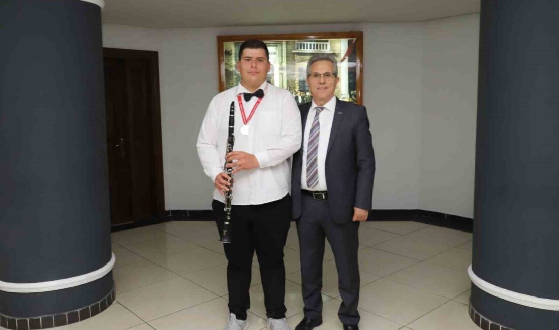 Başkan Tetik’ten Türkiye Şampiyonu otizmli gence klarnet hediyesi Nazilli Belediye Başkanı Dr. Ertuğrul Tetik, Karaman’da düzenlenen Otizmli Genç
