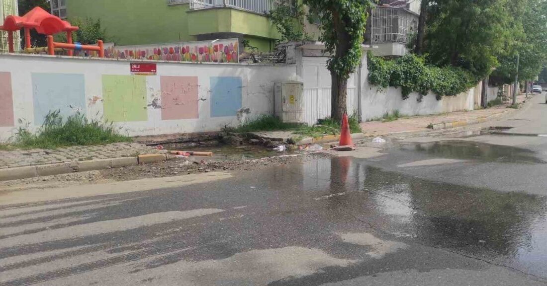 Batman’da su patlağı mahalleyi gölete çevirdi Batman’ın Kültür Mahallesi’nde yaklaşık iki haftadır onarılmayan su patlağı, sokakta