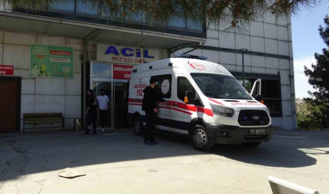 Batman’da virajı alamayan otomobil yoldan çıktı: 5 yaralı Batman’ın Gercüş ilçesinde sürücüsünün kontrolünden çıkan otomobilin yoldan çıkarak taşlara