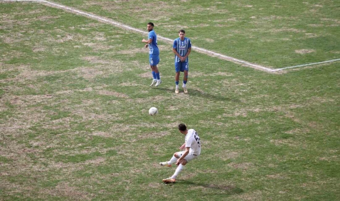 Bayburt Özel İdarespor profesyonel ligden bölgesel amatör lige düştü BAYBURT (İHA) Türkiye Futbol Federasyonu, 3. lig, 3. grupta mücadele