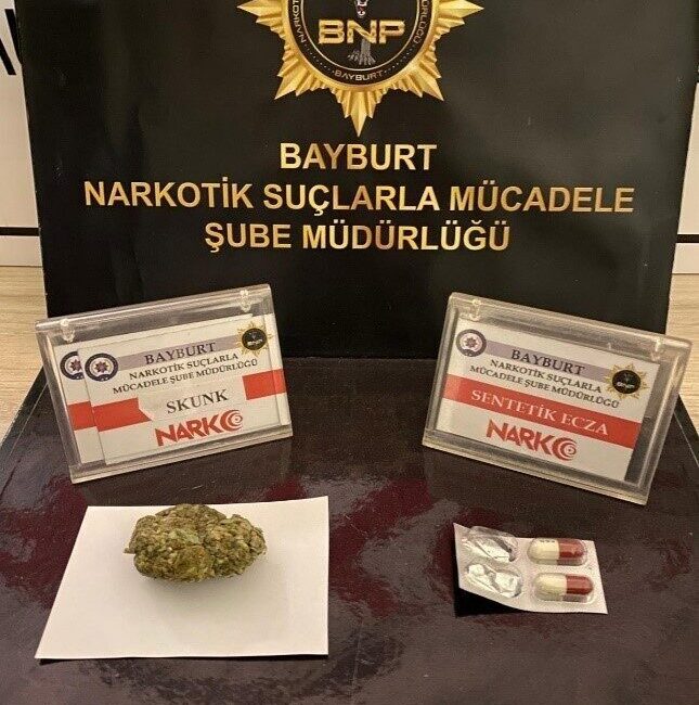 Bayburt’ta 4 şüpheliye uyuşturucu kullanmaktan işlem yapıldı Bayburt’ta polisin durdurarak arama yaptığı araç içerisinde bulunan 4 kişinin