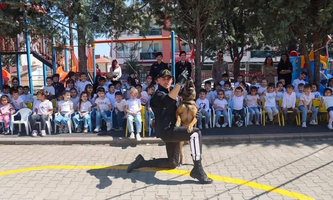 Beypazarı’nda jandarmadan 23 Nisan etkinliği Beypazarı Jandarma ekipleri 23 Nisan Ulusal Egemenlik ve Çocuk Bayramı