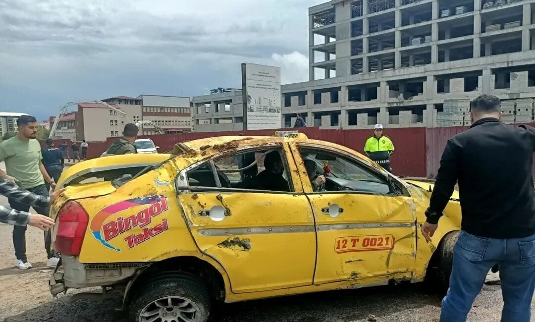 Bingöl’de trafik kazası: 3 yaralı Bingöl’de iki otomobilin çarpışması sonucu meydana gelen kazada 3 kişi