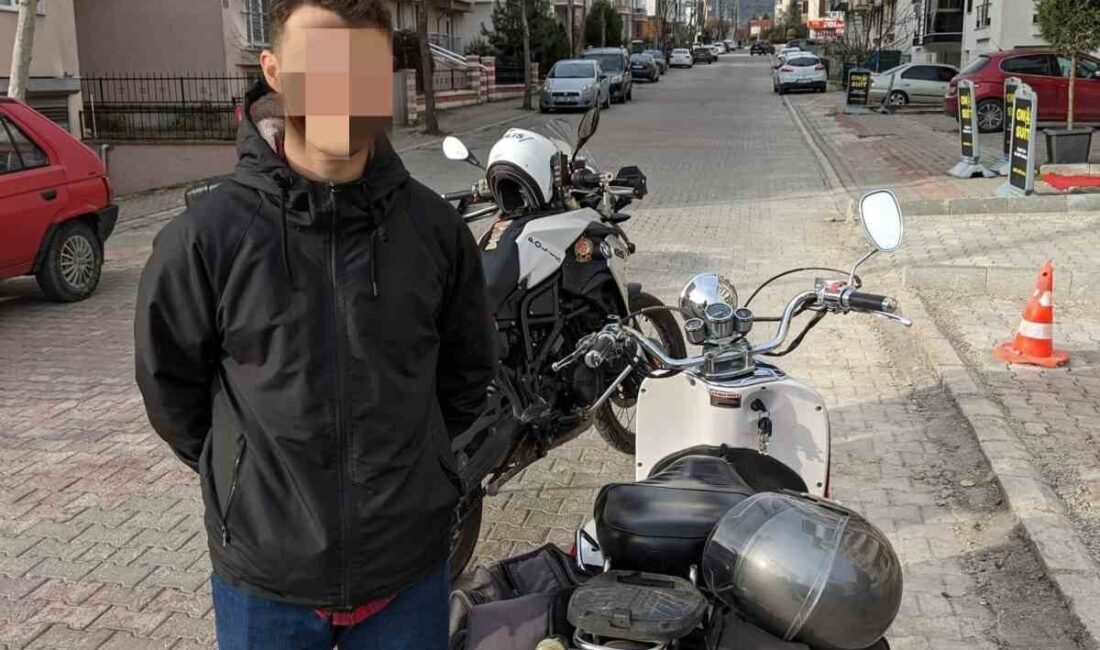 Bolu’da motosiklet plakasını boyayarak değiştiren uyanık sürücü ekiplerin gözünden kaçmadı Bolu’da motosiklet plakasındaki harfleri değiştirerek sahte plaka kullanan sürücü, polis