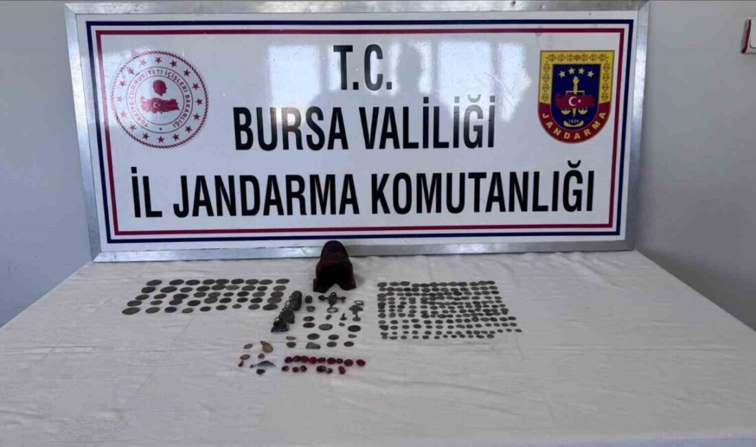 Bursa’da 226 sikke ve minyatür heykel ele geçirildi Bursa’nın Gemlik ilçesinde bir araçta yapılan aramada 226 adet sikke