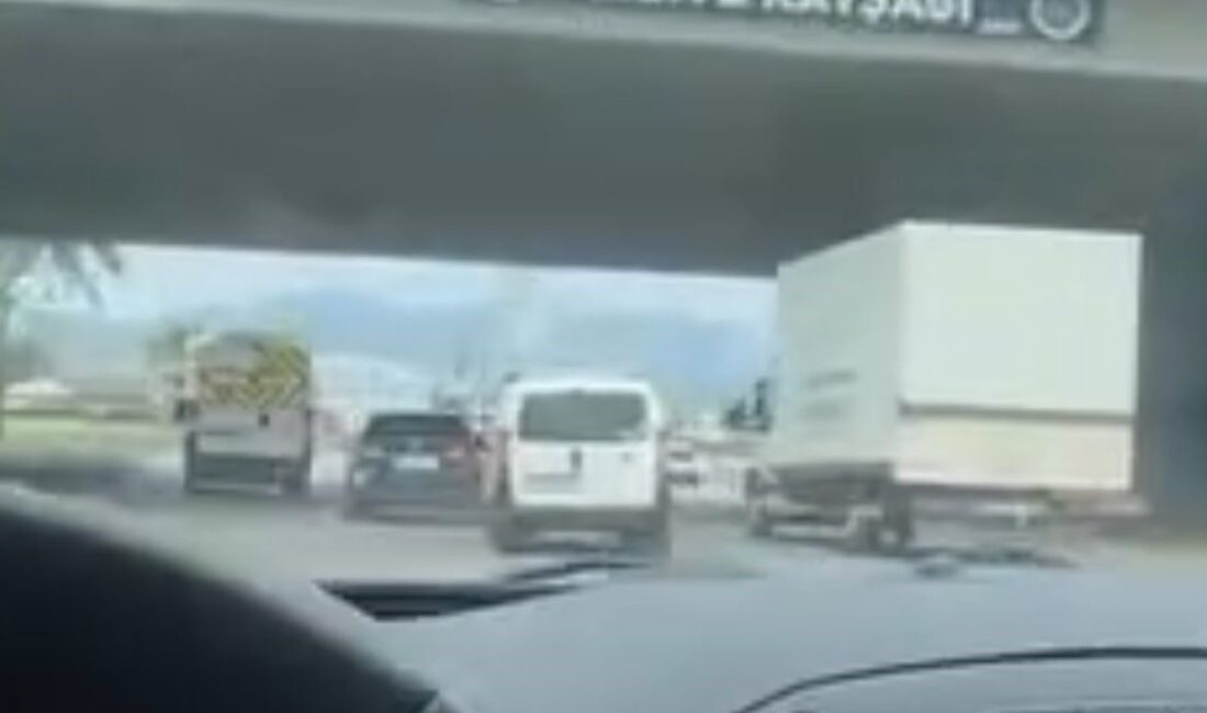 Bursa’da ölümüne makas kamerada… Bursa’nın Osmangazi ilçesinde, trafikte tehlikeli hareketler yapan bir otomobil sürücüsü,