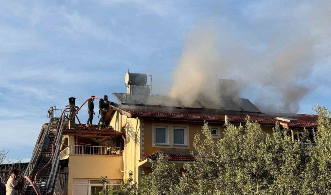 Çatıda çıkan yangın evi sardı Muğla’nın Fethiye ilçesinde iki katlı bir evin çatısında çıkan yangın