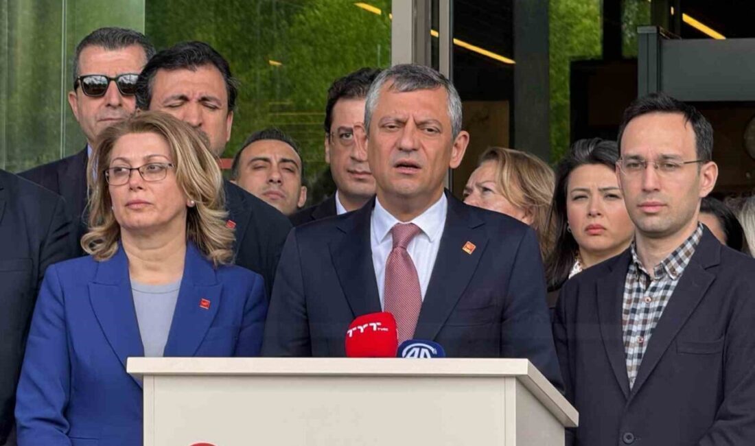 CHP Genel Başkanı Özel, Sırrı Süreyya Önder’i hastanede ziyaret etti CHP Genel Başkanı Özgür Özel, TBMM Başkanvekili ve DEM Parti