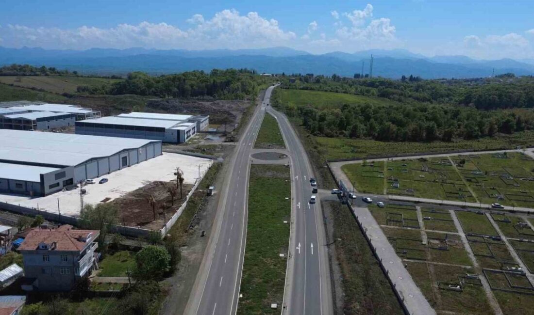 Çift şerit bitiyor, tehlike başlıyor Samsun’da Çarşamba-Ayvacık karayolu üzeri Beyyenice mevkisinde çift şeritli yolun sona