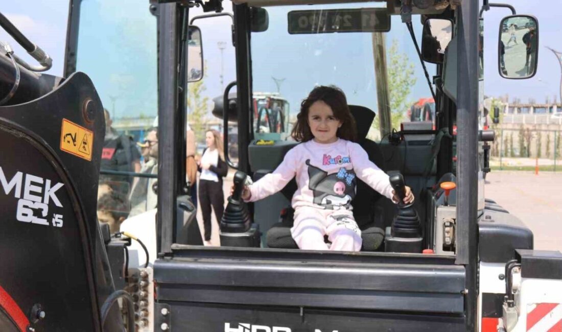 Çocuklar iş makinelerine binmenin heyecanını yaşadı Kocaeli’de düzenlenen “Minik Mühendisler Buluşması” etkinliği renkli görüntülere sahne oldu.