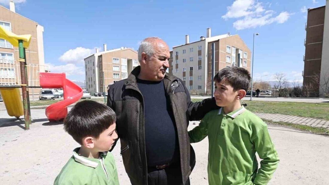 Çocukların park isteğine kayıtsız kalmadı Aziziye Belediye Başkanı Emrullah Akpunar, sosyal medya aracılığıyla kendisinden park