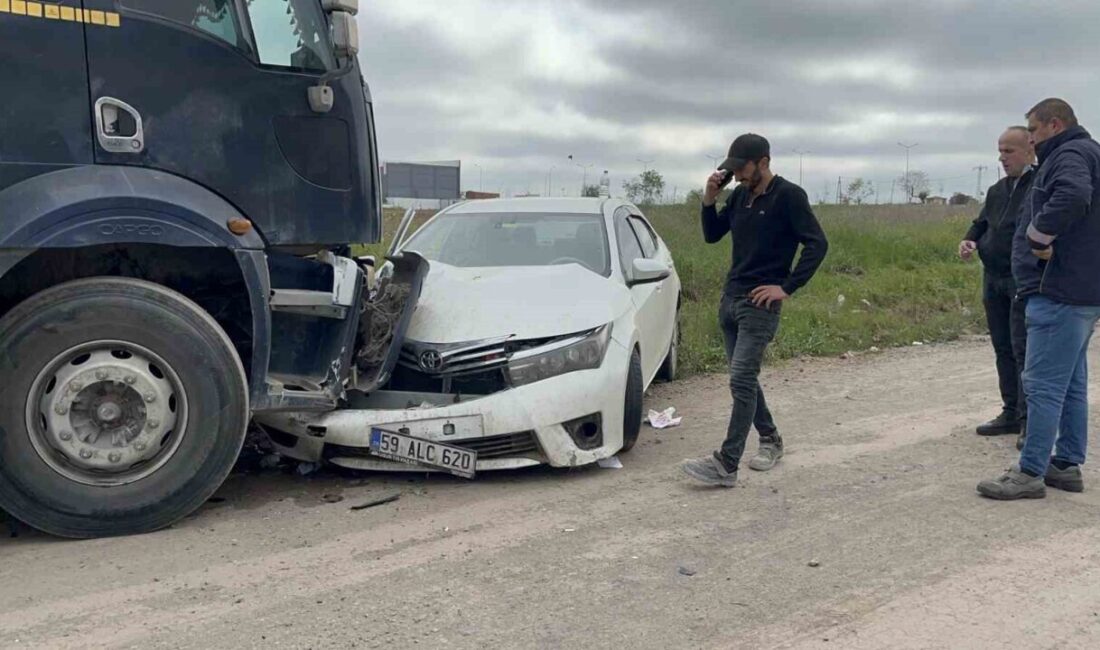 Çorlu’da mıcırlı yoldaki kaza kamerada Tekirdağ Çorlu’da mıcırlı yolda kontrolden çıkıp park halindeki kamyona çarpan