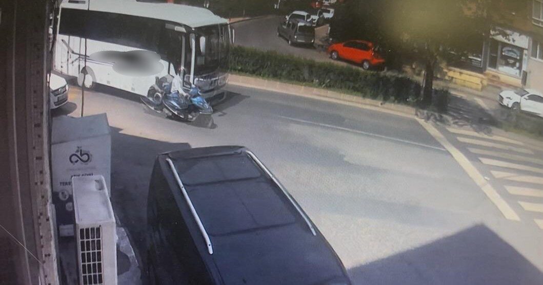 Çorlu’da motosikletlinin yaralandığı kaza anı kamerada Tekirdağ’da Çorlu’da minibüsle çarpışarak kontrolden çıkan motosikletli tabelaya çarparak durabildi.