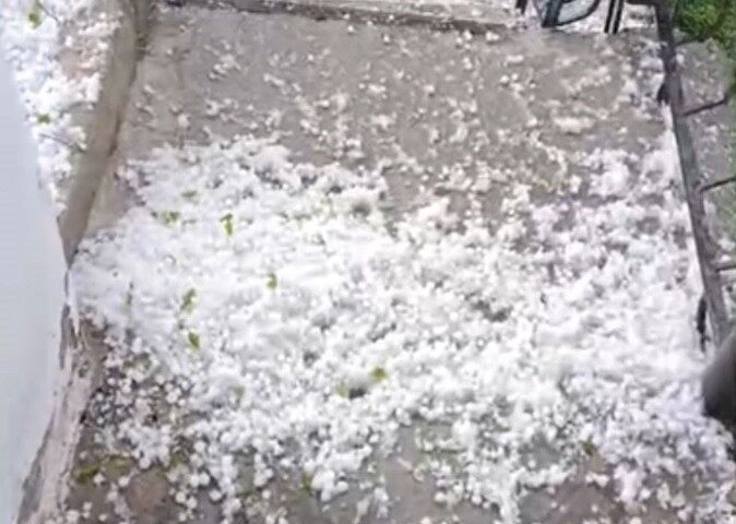 Çorum’da dolu yağışı etkili oldu: Tarlalar beyaza büründü Çorum’un Alaca ilçesinde etkili olan dolu yağışı, tarım arazilerini beyaza