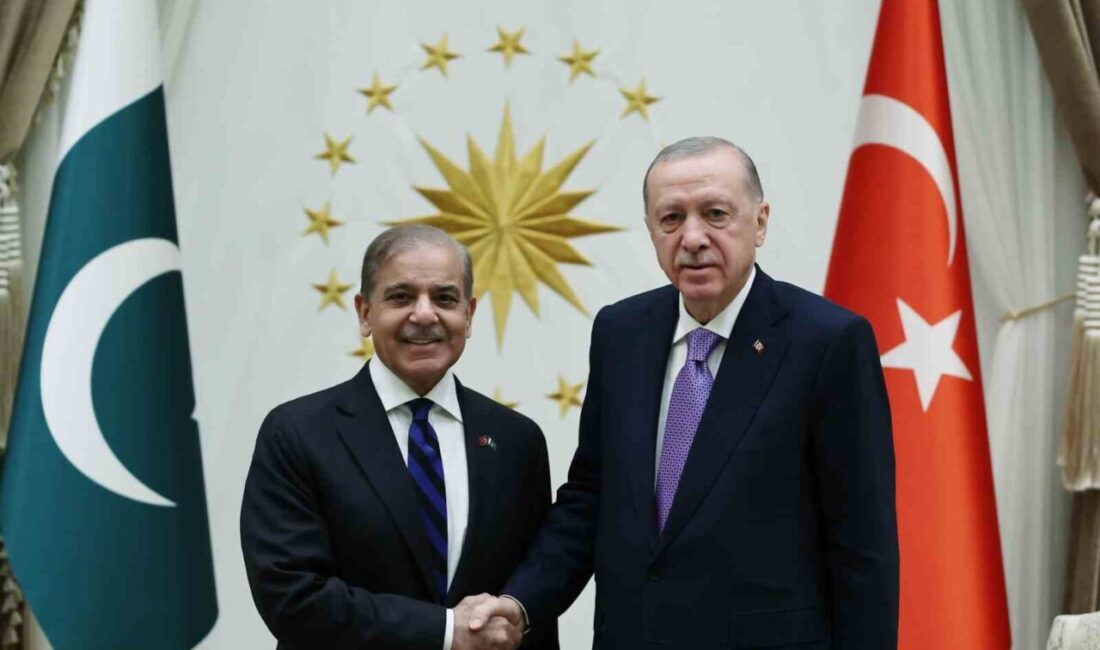 Cumhurbaşkanı Recep Tayyip Erdoğan, Pakistan Başbakanı Şahbaz Şerif ile Cumhurbaşkanlığı Külliyesi’nde bir araya geldi. Cumhurbaşkanı Recep Tayyip Erdoğan, Pakistan Başbakanı Şahbaz Şerif ile Cumhurbaşkanlığı