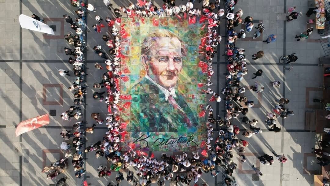 Cumhuriyet Meydanı’nda sanatla Atatürk sevgisi buluştu Bandırma Belediyesi, sanatla dolu anlamlı bir etkinliğe daha ev sahipliği