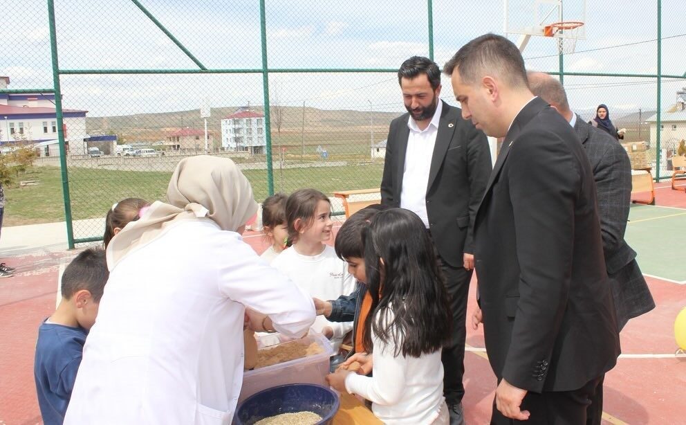 Demirözü’nde çim adamı etkinliği Bayburt’un Demirözü ilçesinde, çim adam etkinliği düzenlendi. Çocuklar, hayal güçlerini