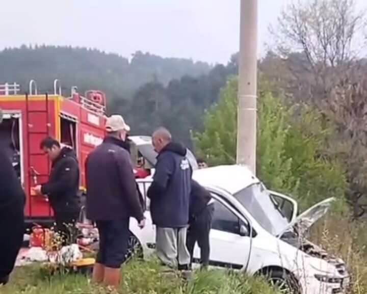 Denizli’de yoldan çıkan otomobil elektrik direğine çarptı; 2 ölü, 1 yaralı Denizli’nin Acıpayam İlçesinde, sürücünün direksiyon hakimiyetini kaybetmesi sonucu yoldan çıkan