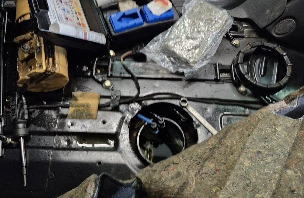 Depo dolusu esrarla Türkiye’ye gelmek istedi Türkiye’ye sokmak istediği 7,52 kilogram esrarı otomobillin yakıt deposuna koyarak