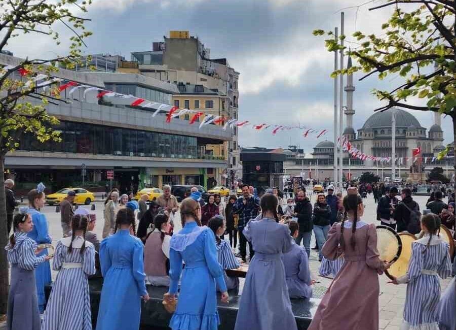 Deprem nedeniyle 23 Nisan etkinlikleri iptal edilen Tataristanlı çocuklardan Taksim’de sembolik gösteri İstanbul’da meydana gelen 6.2 büyüklükteki depremin ardından 23 Nisan Ulusal