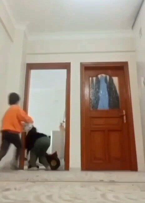 Depreme evde oyun oynarken yakalanan çocukların korku dolu anları kamerada İstanbul Sultangazi’de evde oyun oynadıkları sırada 6,2’lik depreme yakalanan iki
