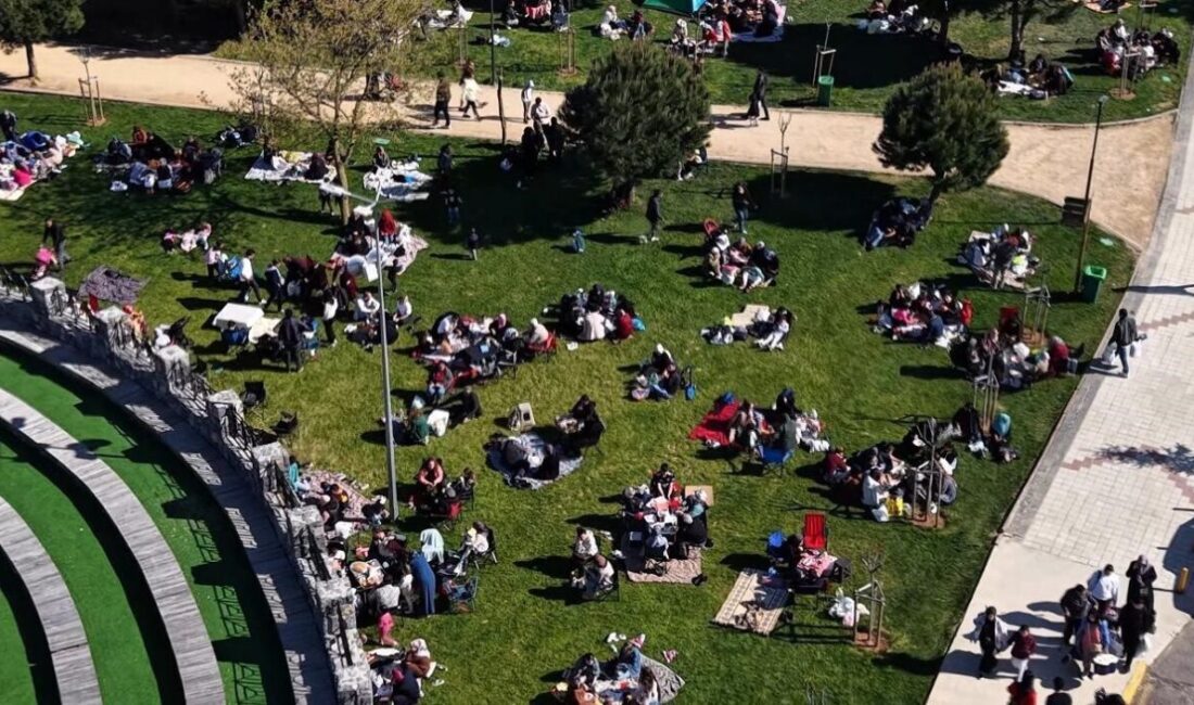 Depremin ardından vatandaşlar Pendik Korusu’na akın etti Silivri açıklarında meydana gelen 6,2 büyüklüğündeki depremin ardından Pendik Korusu’nda