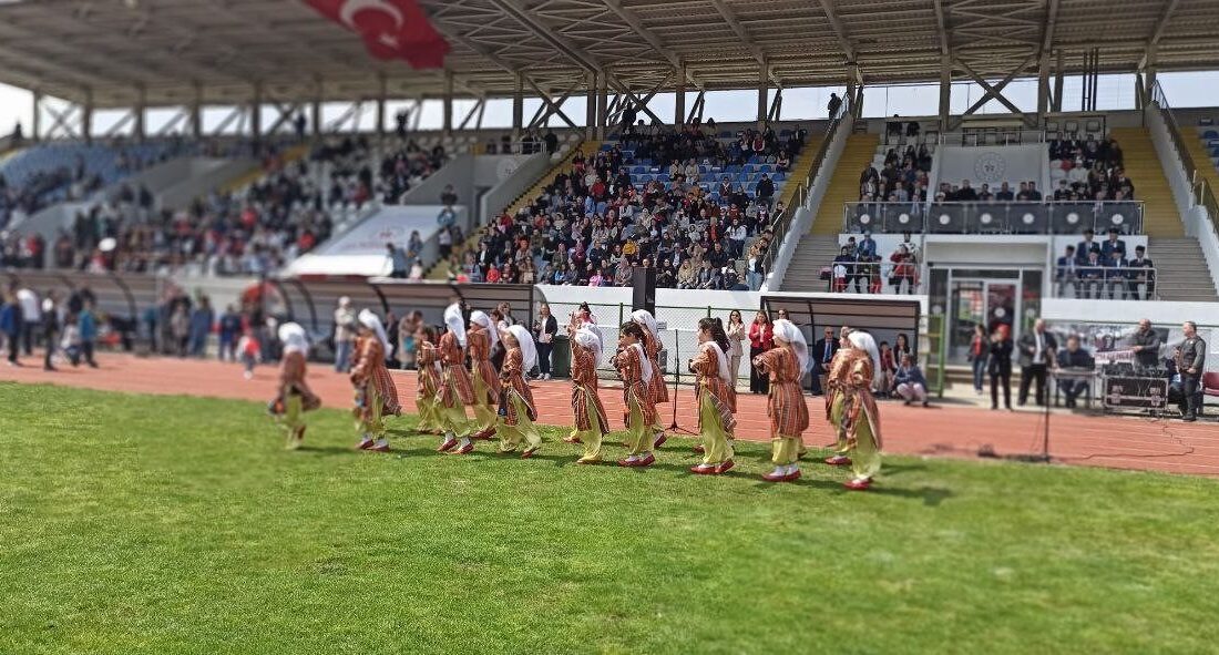 Devrek’te 23 Nisan Çocuk Bayramında minik Ayla folklor grubuna eşlik etti Devrek ilçesinde 23 Nisan Ulusal Egemenlik ve Çocuk Bayramı coşku