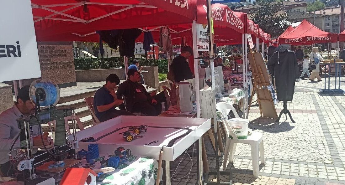 Devrek’te lise öğrencilerinden sergi Devrek’te Mesleki Teknik Anadolu Lisesi öğrencileri tarafından sergi açılışı gerçekleştirildi.
