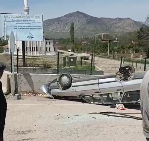 Devrilen otomobilden sağ kurtuldular Tokat’ta otomobilin devrilmesi sonucu 3 kişi yaralandı. Kaza öğle saatlerinde