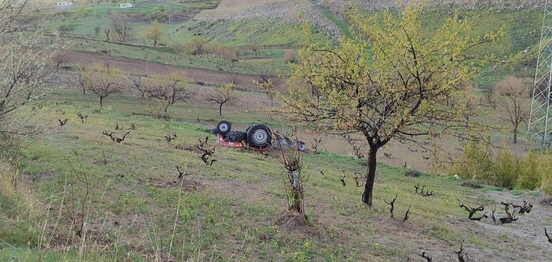 Devrilen traktörün altında kalan sürücü hayatını kaybetti Nevşehir’in Acıgöl ilçesinde devrilen traktörün altında kalan sürücü hayatını kaybetti.