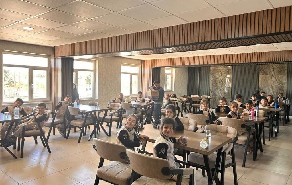 Dicle’de ilkokul öğrencileri Mehmetçikle birlikte fidan dikti Diyarbakır’ın Dicle ilçesi Cumhuriyet İlkokulu öğrencileri, “Enerji Dostu Mavi Yeşil
