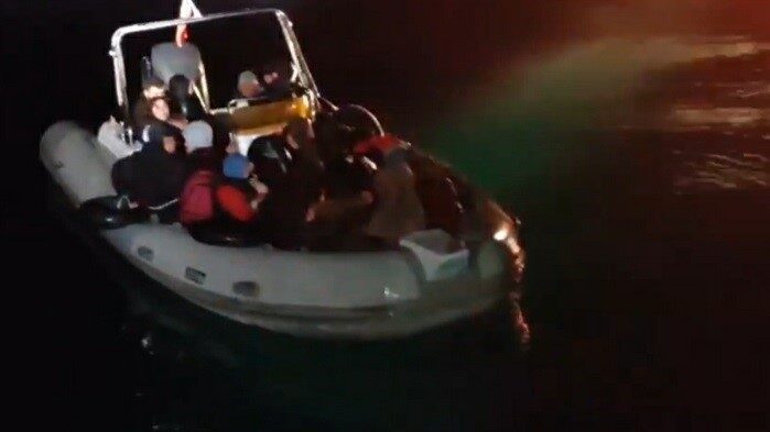 Didim’de sürüklenen bottaki 19 düzensiz göçmen kurtarıldı Aydın’ın Didim ilçesi açıklarında motor arızası nedeniyle sürüklenen bottaki 19