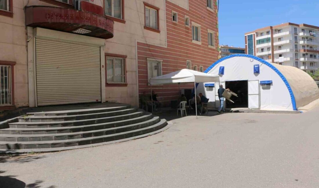 Diyarbakır’da 2019’dan beri oturma eyleminde olan anneler, PKK’dan evlatlarını istiyor Diyarbakır’da, 2019’dan beri eski HDP İl Başkanlığı binası önünde oturma