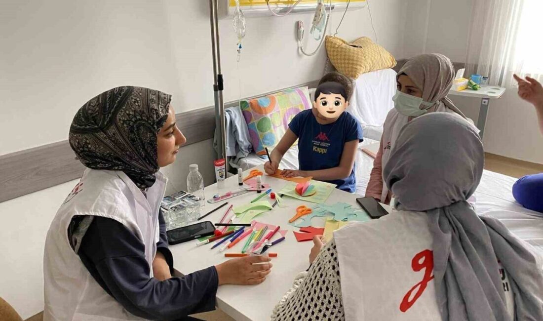 Diyarbakır’da hastane odalarında 23 Nisan sevinci Diyarbakır Gazi Yaşargil Eğitim ve Araştırma Hastanesi’nde tedavi gören çocuklar,