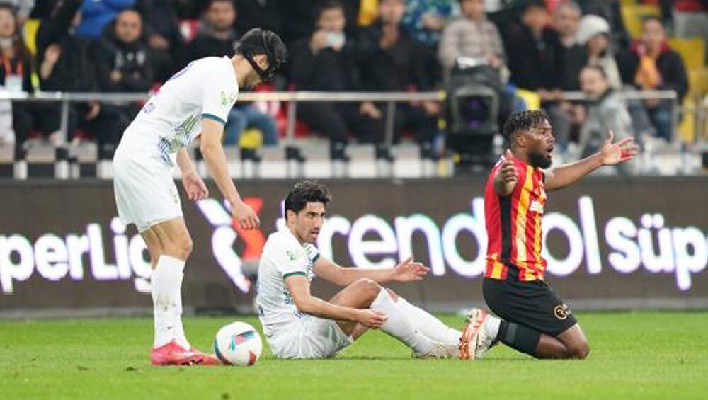 Duckens Nazon cezalı duruma düştü Süper Lig’de mücadele eden Kayserispor’da Duckens Nazon, Rizespor maçında gördüğü