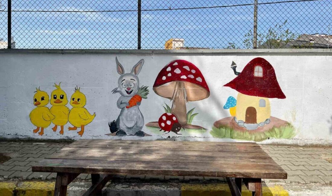 Duvarları öğrenciler boyadı Düzce Üniversitesi Sanat Tasarım ve Mimarlık Fakültesi Resim Bölümü öğrencileri,